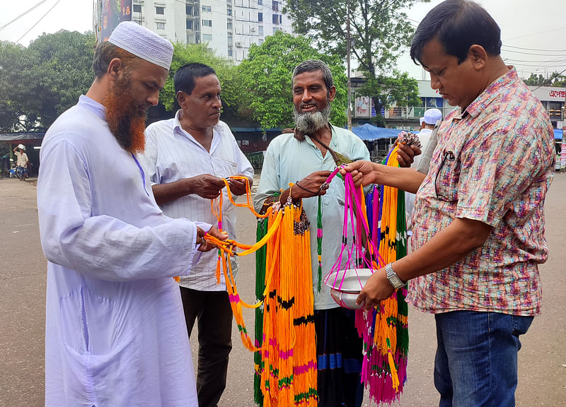 বাবলু মিয়া বগুড়া থেকে ময়মনসিংহে এসেছেন হাঁড়ি-পাতিল ঝোলানোর পাটের তৈরি রঙিন শিকা নিয়ে। নগরের পথে পথে ঘুরে প্রতিদিন তিনি বিক্রি করেন ১ হাজার ২০০ থেকে ১ হাজার ৫০০ টাকার শিকা। রেলস্টেশন, ময়মনসিংহ, ১ সেপ্টেম্বর