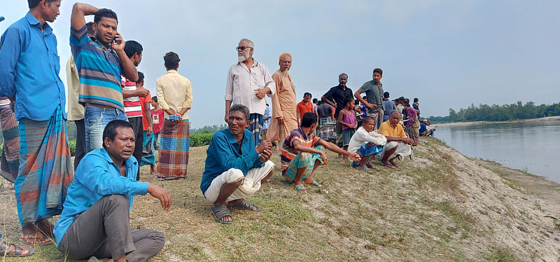নৌকাডুবিতে নিখোঁজদের সন্ধানে করতোয়া নদীর পাড়ে স্বজনেরা