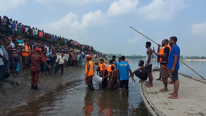 ‘এত বড় আয়োজন প্রতিবছরই হয়। মহালয়া উপলক্ষে মানুষের চাপ হবে, এটা জানা কথা। এত মানুষের জন্য ছিল মাত্র একটি নৌকা।’ 