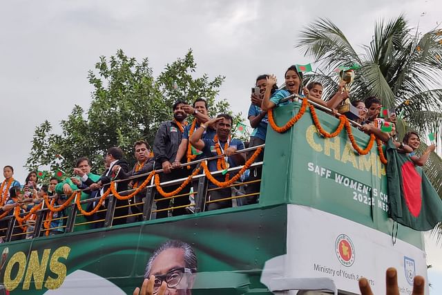 ২০২২ সালের সাফজয়ী নারী ফুটবল দলের খেলোয়াড়েরা দেশে ফিরলে ছাদখোলা বাসে তাঁদের এই শোভাযাত্রা হয় সে বছর ২১ সেপ্টেম্বর