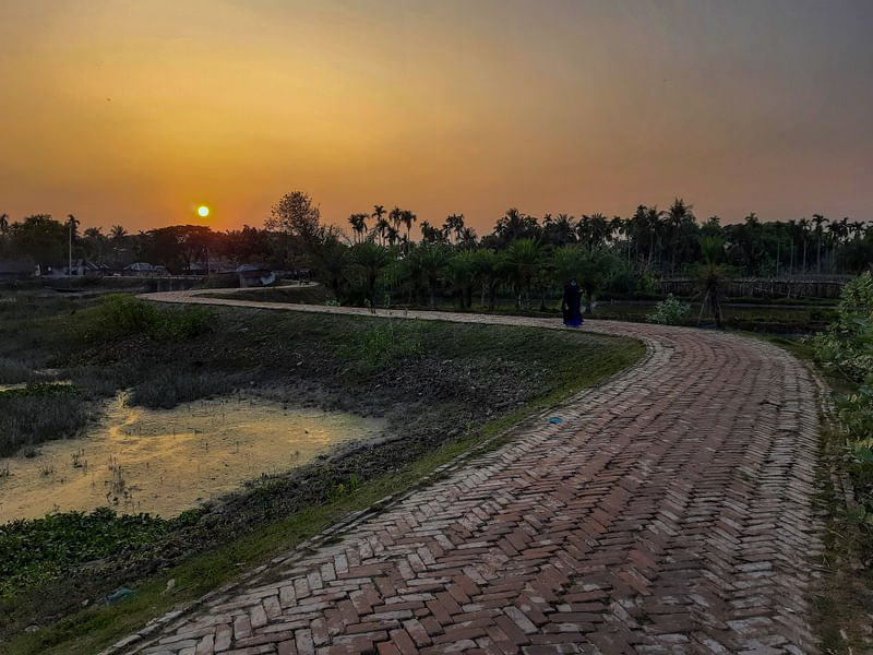 গোধূলি বেলায় গ্রামের আঁকাবাঁকা পথ। দিঘলিয়া, খুলনা