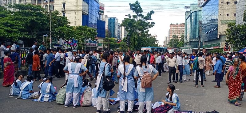 ধানমন্ডিতে ভিকারুননিসা নূন স্কুল অ্যান্ড কলেজের শিক্ষার্থীরা অবরোধ করে।