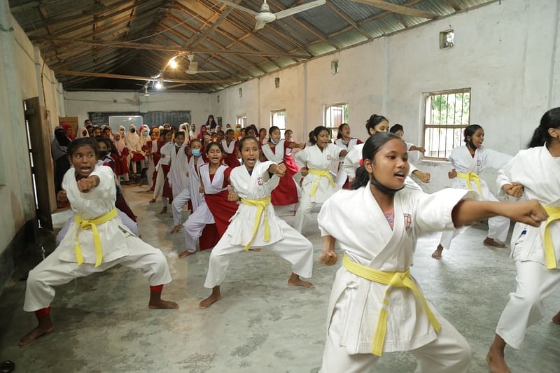 ডোমার উপজেলার পাঙ্গা মহেশ চন্দ্র লালা উচ্চবিদ্যালয়ে চলছে কারাতে প্রশিক্ষণ