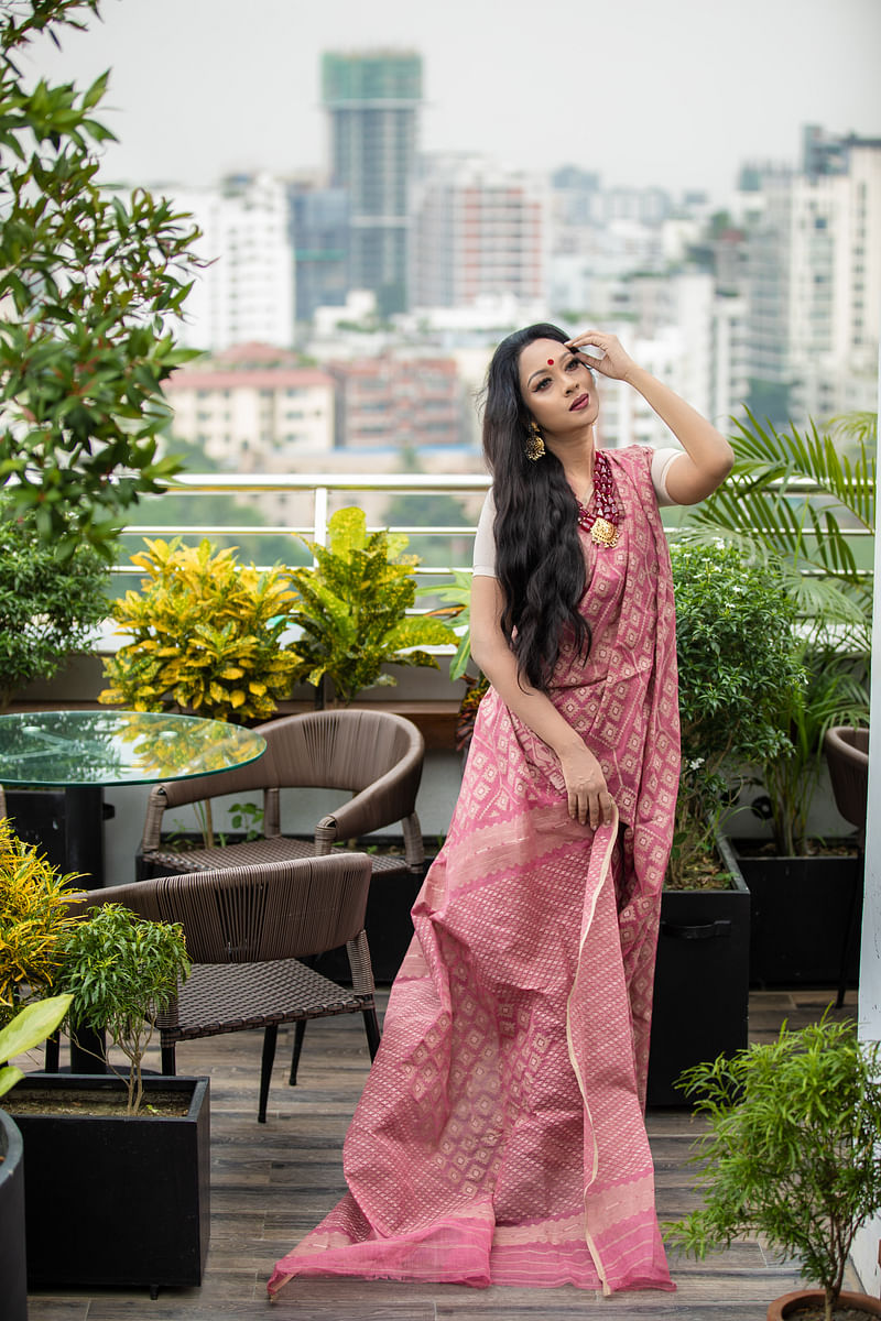 হালকা জামরঙা জামদানি। গলায় পাথরের তিন লহরের হার।