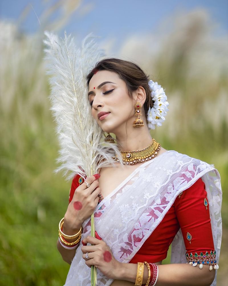 সাদা-লালে মিমের শারদ সাজ