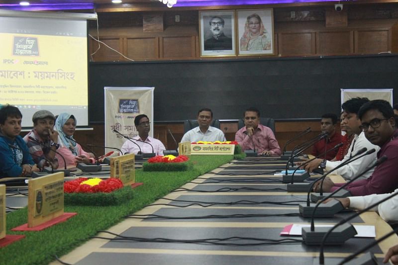 প্রিয় শিক্ষক সম্মাননা উপলক্ষে আয়োজিত সুধী সমাবেশে অংশগ্রহণকারীরা। গতকাল বিকেলে ময়মনসিংহ সিটি করপোরেশনের শহীদ শাহাবুদ্দিন মিলনায়তনে