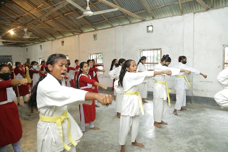 আত্মরক্ষার কৌশল শিখছে মেয়েরা