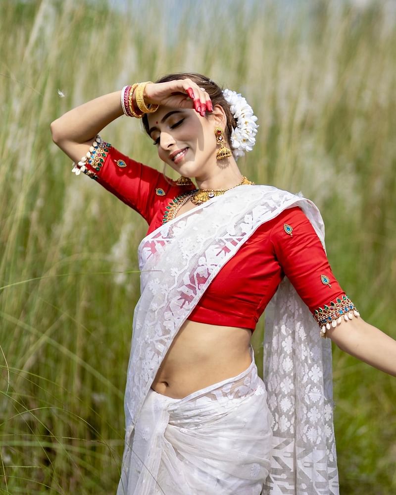 সাদা-লালে মিমের শারদ সাজ