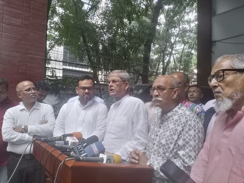 গুলশানে বিএনপির চেয়ারপারসনের কার্যালয়ে রোববার বিকেলে বিএনপি ও কল্যাণ পার্টির জ্যেষ্ঠ নেতাদের বৈঠকের পর সাংবাদিকদের সঙ্গে কথা বলেন মির্জা ফখরুল ইসলাম আলমগীর ও সৈয়দ মুহাম্মদ ইবরাহিম
