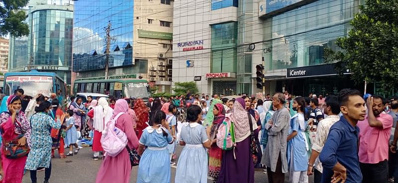 ধানমন্ডিতে ভিকারুননিসা নূন স্কুল অ্যান্ড কলেজের শিক্ষার্থীরা অবরোধ করে।