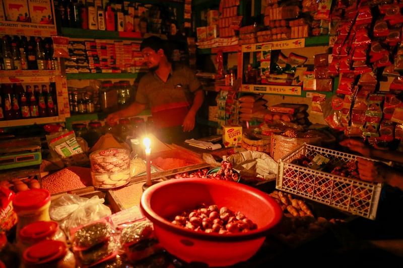 বিদ্যুৎ না থাকায় মোমবাতি জ্বালিয়ে চলছে বেচাকেনা। মুজিব মার্কেট, যাত্রাবাড়ী, ঢাকা