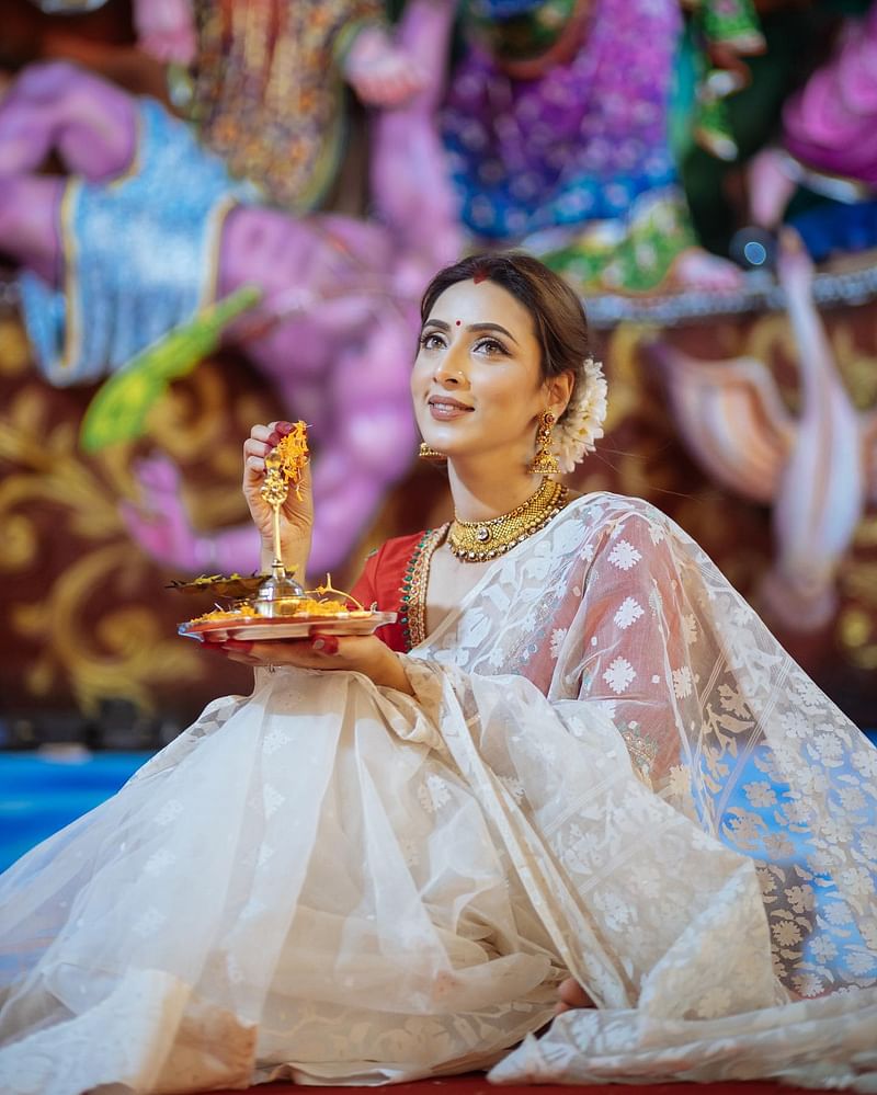 সাদা-লালে মিমের শারদ সাজ
