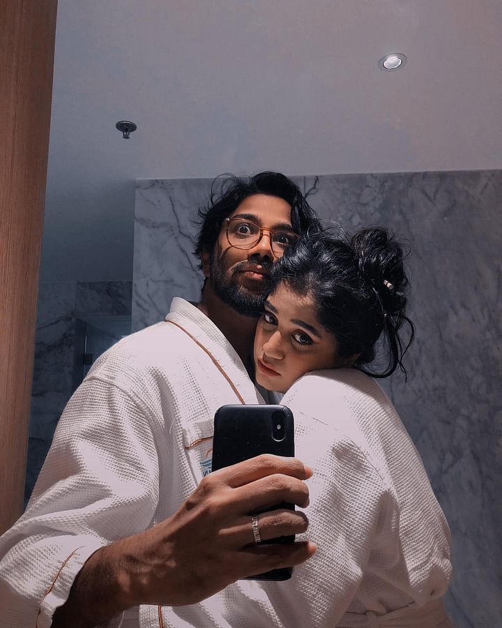কক্সবাজারের একটি হোটেলের সেলফিতে এই নয়া দম্পতি। ছবি: ইনস্টাগ্রাম