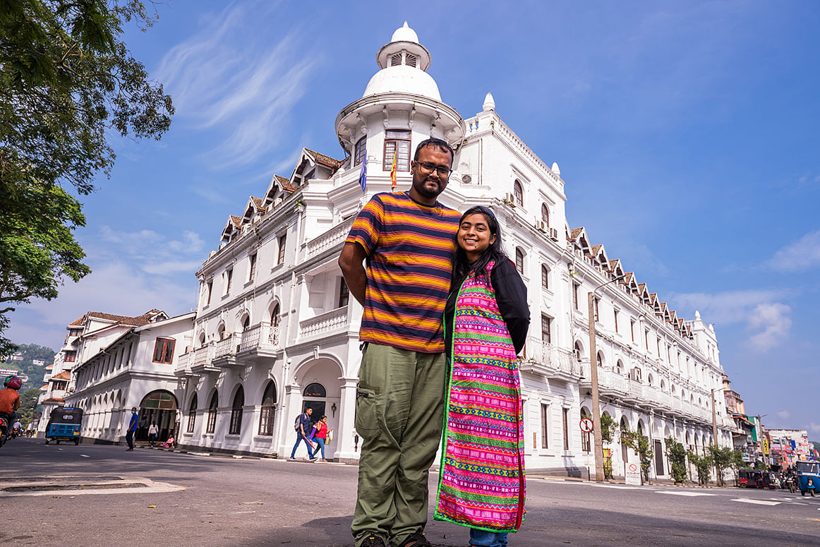 ক্যান্ডির বিখ্যাত কুইনস হোটেলের সামনে