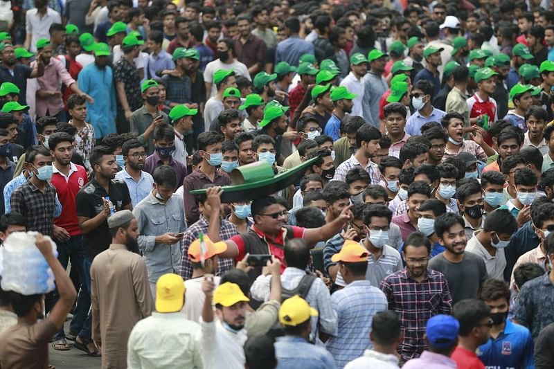 যুবলীগের মহাসমাবেশ শুরুর আগেই সোহরাওয়ার্দী উদ্যানে নেতা-কর্মীদের ঢল নামে