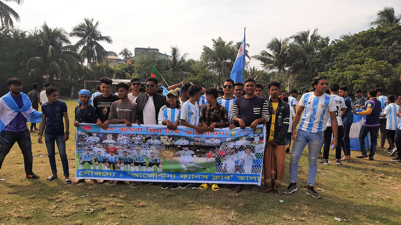 সাতক্ষীরার তালা আর্জেন্টিনা ফ্যানস ক্লাবের সদস্যরা
