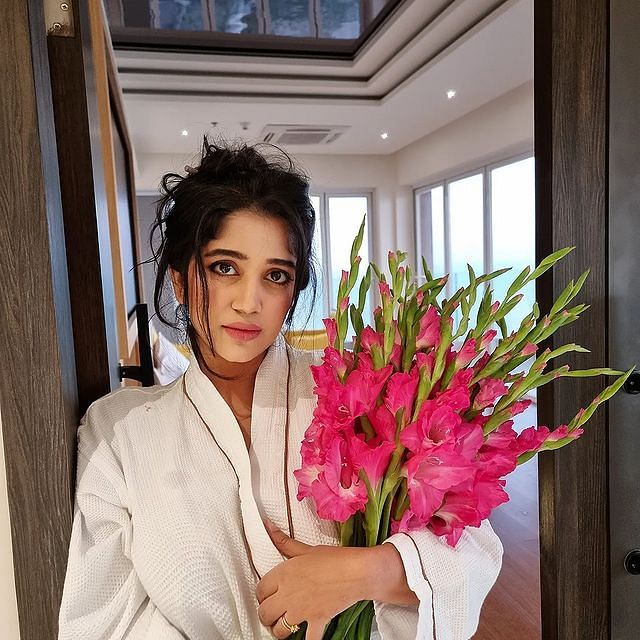 কক্সবাজারে পৌঁছানোর পর প্রীতমের উপহার দেওয়া ফুল পেয়ে মুগ্ধ শেহতাজ। ছবি: ইনস্টাগ্রাম
