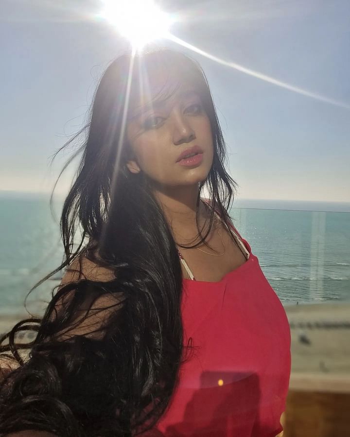 ২০১৭ সালে ‘জাদুকর’ মিউজিক ভিডিওতে একসঙ্গে কাজ করতে গিয়ে তাঁদের পরিচয়। প্রথম দিনের শুটিং থেকেই তাঁরা বন্ধু হয়ে যান। নিয়মিত ফোনে কথা বলতেন। ভালো লাগা থেকেই তাঁরা প্রেমে পড়েন। ছবি: ইনস্টাগ্রাম