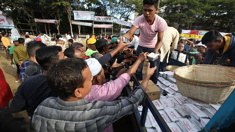 মিছিল-স্লোগানে মুখর বিএনপির বিভাগীয় গণসমাবেশ হচ্ছে সিলেট সরকারি আলিয়া মাদ্রাসা মাঠে। রাতজাগা কর্মীদের মধ্যে গণসমাবেশে সকালে খাবার বিতরণ করা হচ্ছে। 