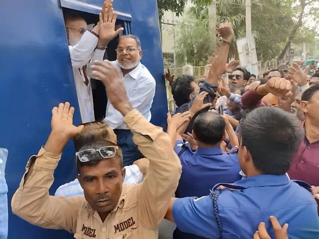 পিরোজপুরের নাজিরপুর উপজেলা বিএনপির সভাপতি নজরুল ইসলাম খানসহ দলের ৫ নেতাকে আদালত থেকে কারাগারে নেওয়া হচ্ছে। বৃহস্পতিবার দুপুরে পিরোজপুরের জেলা ও দায়রা জজ আদালত প্রাঙ্গণে