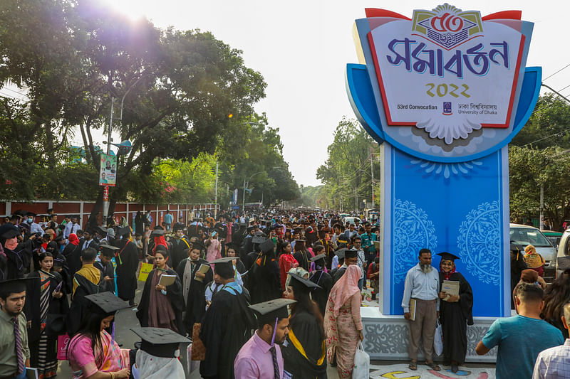 কালো রঙের বিশেষ গাউন-টুপি-কস্টিউম পরে ক্যাম্পাসে ছবি তোলা ও ঘোরাঘুরিতে ব্যস্ত স্নাতকেরা।