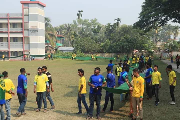 ৫০০ হাত পতাকা নিয়ে ব্রাজিল ফ্যানস ক্লাবের শোভাযাত্রা। গতকাল শুক্রবার সাতক্ষীরার তালায়