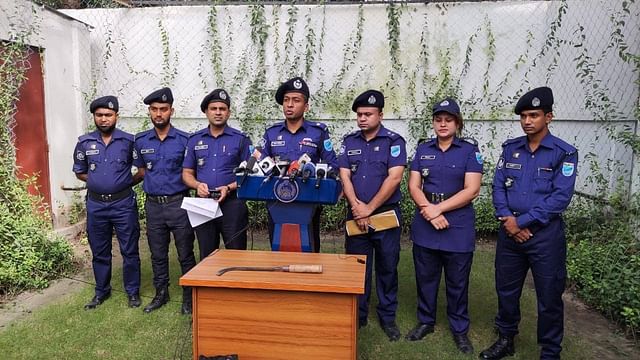 বেলাবতে গলাকাটা লাশ উদ্ধারের ঘটনায় সংবাদ সম্মেলন করে পুলিশ। বৃহস্পতিবার নরসিংদী পুলিশ সুপার কার্যালয়ে