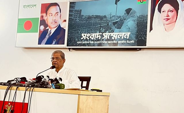 রাজধানীর গুলশানে বিএনপি চেয়ারপারসনের রাজনৈতিক কার্যালয়ে আজ মঙ্গলবার বিকেলে এক সংবাদ সম্মেলনে বক্তব্য দেন দলের মহাসচিব মির্জা ফখরুল ইসলাম আলমগীর