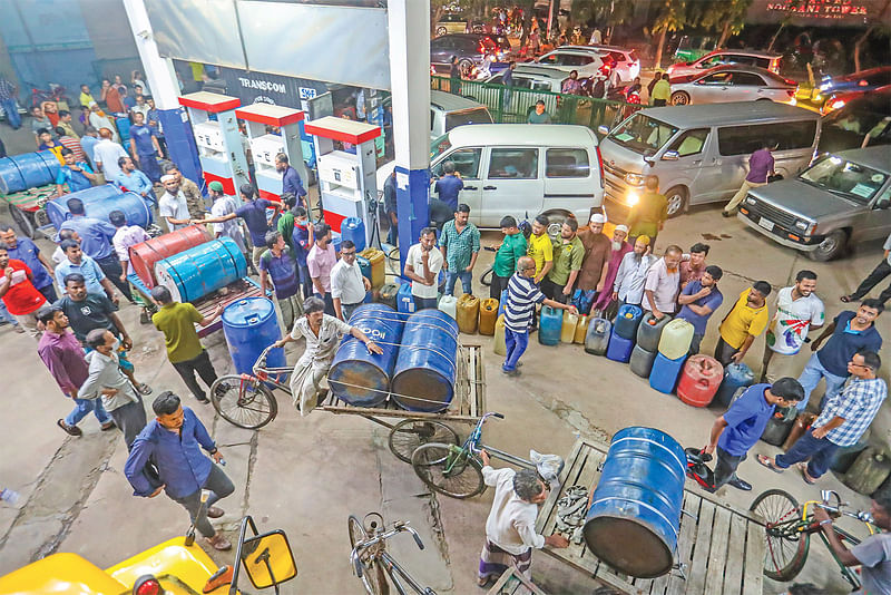 পর্যাপ্ত ডলার না থাকায় জ্বালানিসংকট থেকে খুব শিগগির মুক্তি মিলবে বলে মনে হয় না
