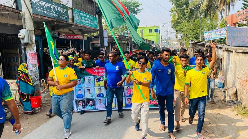 সাতক্ষীরার তালায় গতকাল শুক্রবার বেলা ১১টার দিকে ৫০০ হাত পতাকা নিয়ে ব্রাজিল ফ্যানস ক্লাবের শোভাযাত্রা