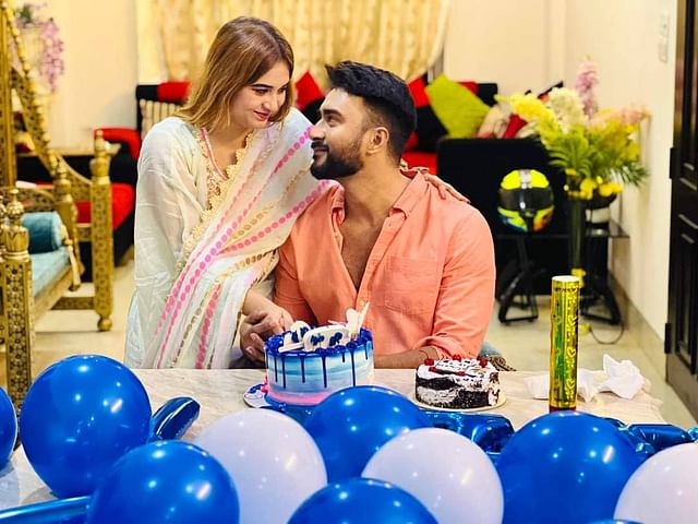 রোশানের জন্মদিনে কেক নিয়ে আসেন এশা