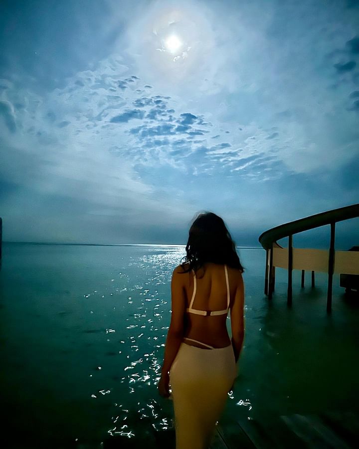 মালদ্বীপ থেকে পোস্ট করা ছবিগুলোয় অভিনেত্রীকে একাই দেখা গেছে। ছবিগুলো কে তুলেছেন? তা অবশ্য খোলাসা করেননি তিনি
