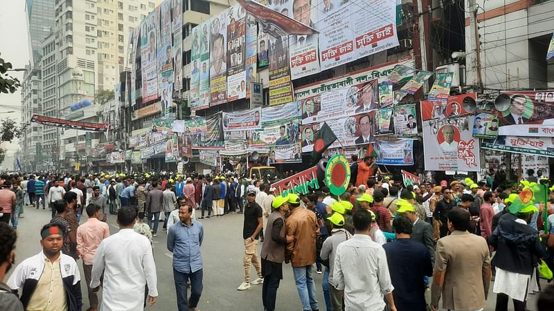 শোভাযাত্রায় অংশ নিতে দলীয় কার্যালয়ের সামনে আসছেন বিএনপির নেতা-কর্মীরা