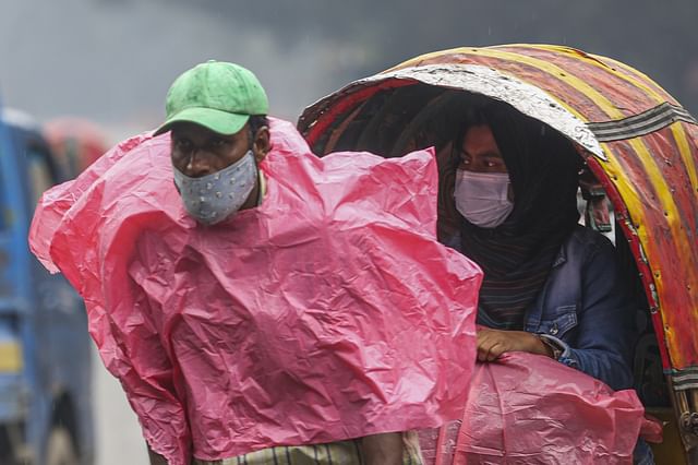 দেশের প্রায় ১৬টি জেলায় আজ মঙ্গলবার সারা দিন ঝিরিঝিরি বৃষ্টি ঝরেছে। আজ সন্ধ্যা ছয়টা পর্যন্ত রাজধানীতে চার মিলিমিটার বৃষ্টি হয়েছে