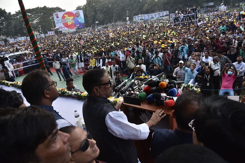 সাভারের রেডিও কলোনি স্কুল অ্যান্ড কলেজ মাঠে আজ শনিবার সন্ধ্যায় আওয়ামী লীগের সমাবেশে বক্তব্য দেন দলের সাধারণ সম্পাদক ওবায়দুল কাদের