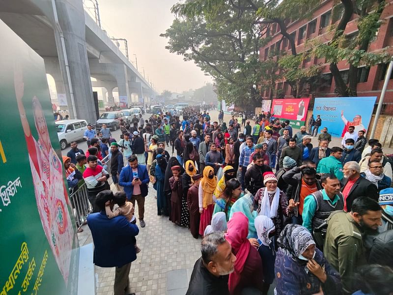 প্রথম ট্রেন ছেড়েছে সকাল আটটায়। এরপরও আগারগাঁওয়ে অপেক্ষায় যাত্রীরা