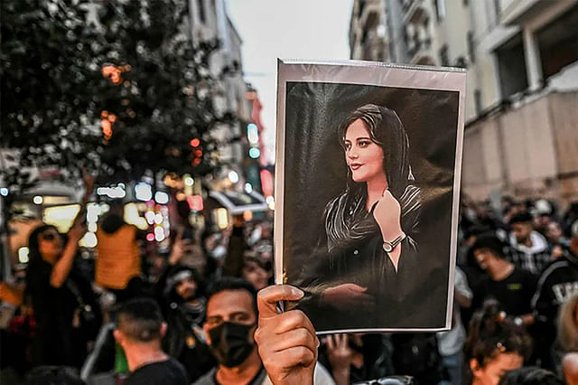 নীতি পুলিশের হেফাজতে মাসা আমিনির মৃত্যুকে কেন্দ্র করে ইরানে বিক্ষোভ ছড়িয়ে পড়েছে
