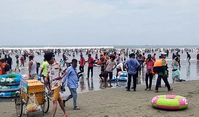 সৈকত ভ্রমণে আসা বেশির ভাগ মানুষের প্রধান আকর্ষণ হলো সমুদ্রের নোনা জলে নেমে কিছুক্ষণ শরীর ভেজানো