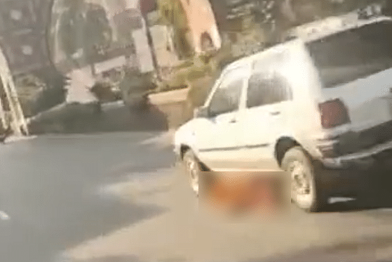 গাড়ির বাম্পারে কাপড় জড়িয়ে আটকা পড়েন ওই নারী, এভাবে তাঁকে টেনে নিয়ে যান চালক
