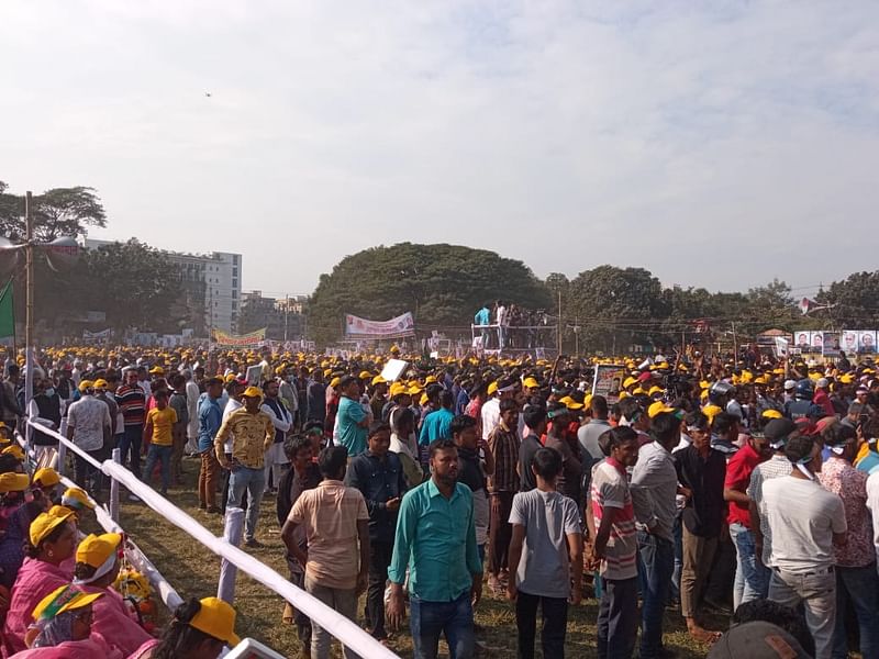রেডিও কলোনী স্কুল অ্যান্ড কলেজের মাঠে জড়ো হচ্ছেন আওয়ামী লীগের নেতা–কর্মীরা