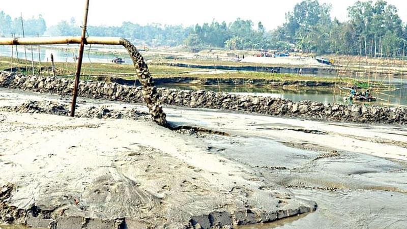 বালু উত্তোলনকারী মূল হোতাদের বিরুদ্ধে আইনগত কোনো ব্যবস্থা নেওয়া হয় না। 