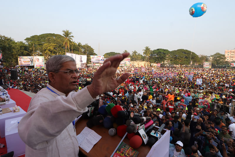 বিএনপির গণসমাবেশের মঞ্চে বক্তব্য দিচ্ছেন মির্জা ফখরুল ইসলাম আলমগীর। আজ রাজশাহী নগরের হাজী মুহম্মদ মহসীন সরকারি উচ্চ বিদ্যালয় মাঠে