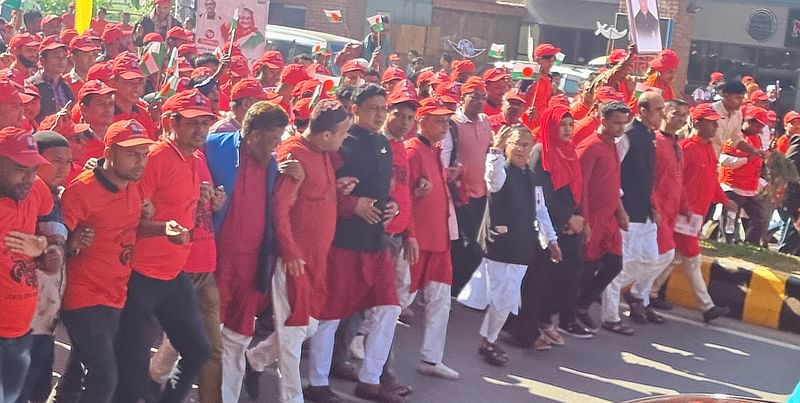 কক্সবাজারে দলে দলে নেতা–কর্মীরা প্রধানমন্ত্রী শেখ হাসিনার জনসভায় যোগ দিচ্ছেন