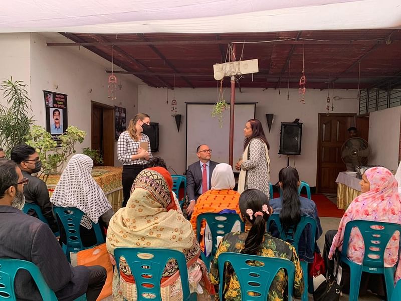 রাষ্ট্রদূত পিটার ডি হাসের সঙ্গে কথা বলছেন সাজেদুলের বোন সানজিদা ইসলাম (ডানে দাঁড়ানো)