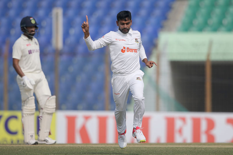 মিরাজ আউট করেন ঋষভ পন্ত ও অক্ষর প্যাটেলকে