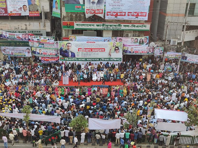 নয়াপল্টনে প্রতিবাদ সমাবেশ করছে বিএনপি