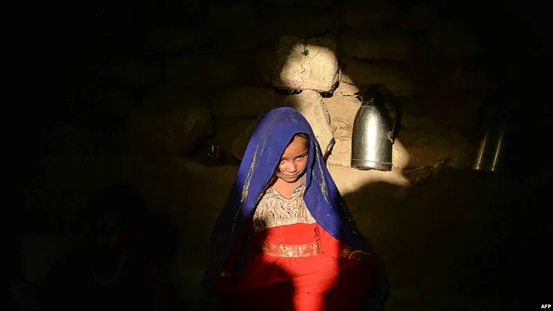 ছোট্ট এই মেয়েকে তার পরিবার ঋণের দায়ে ২৩ বছর বয়সী এক তরুণের সঙ্গে বিয়ে দিয়ে দেয়। বাদঘিস প্রদেশের কালা-ই-নাউতে অভ্যন্তরীণ বাস্তুচ্যুত ব্যক্তিদের শিবির