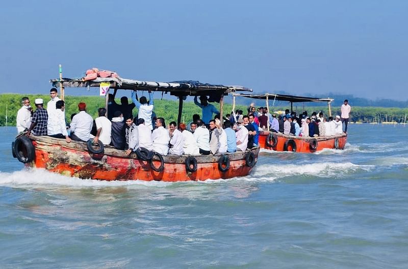 কক্সবাজারে শেখ হাসিনার জনসভায় যোগ দিতে অনেকে নৌযানে করে আসছেন