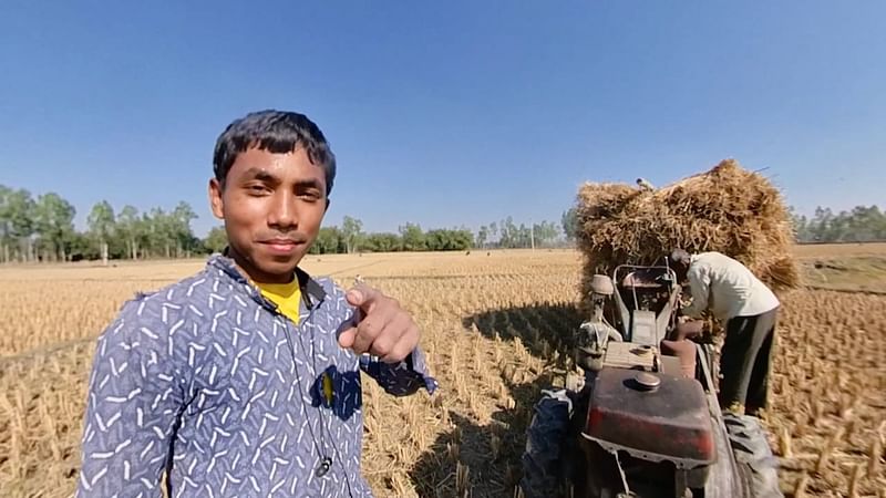 ক্যামেরার সামনে ইংরেজিতে সাবলীল ভঙ্গিতে কথা বলেন এই তরুণ