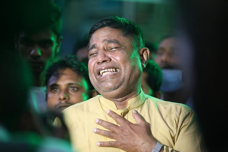 ঢাকা বিশ্ববিদ্যালয় ক্যাম্পাসে দুর্ঘটনায় নিহত রুবিনা আক্তারের ভাই মিলনের আহাজারি। আজ শুক্রবার বিকেলে, ঢাকা মেডিকেল কলেজ, জরুরি বিভাগ